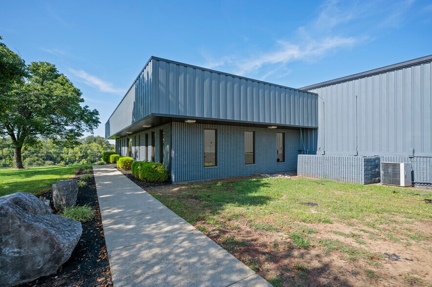 More Photos Of 151 Hanger Cir, Richmond Warehouse For Sale