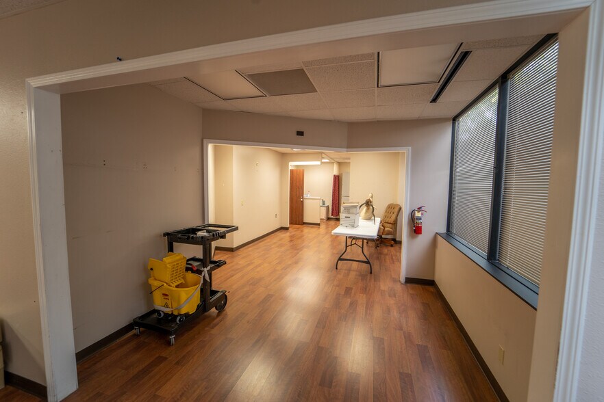 More Photos Of 115 Medical Dr, Victoria Medical For Sale