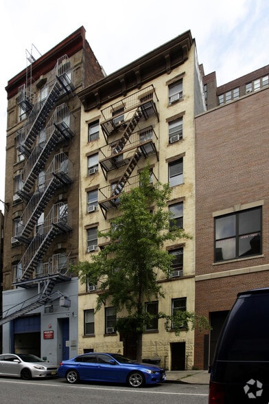 More Photos Of 445 W 36th St, New York Apartments For Sale