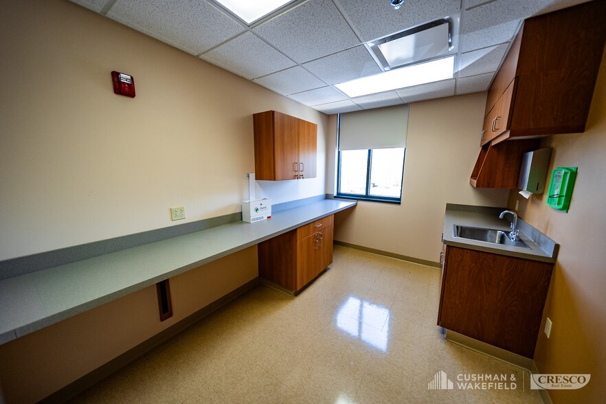 More Photos Of 6900 Pearl Rd, Middleburg Heights Medical For Lease