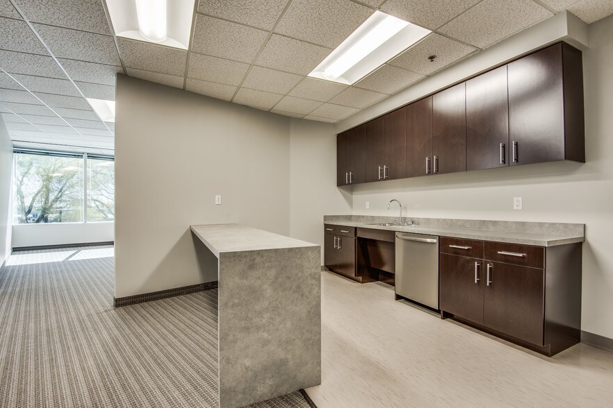 More Photos Of 14800 Landmark Blvd, Dallas Office For Lease