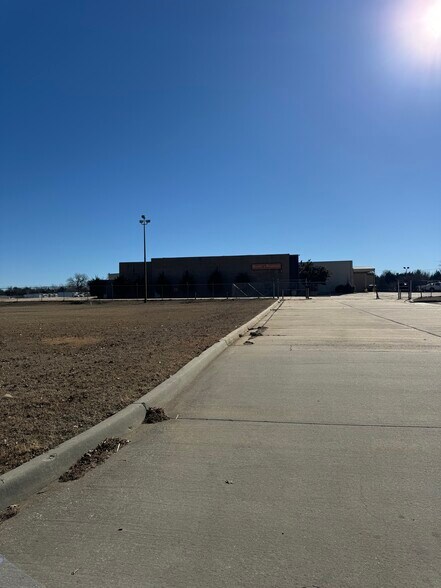 More Photos Of 8716 SE 15th St, Oklahoma City Distribution For Sale