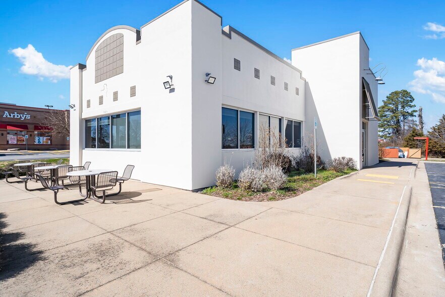 More Photos Of 7420 W Sunset Ave, Springdale Restaurant For Lease