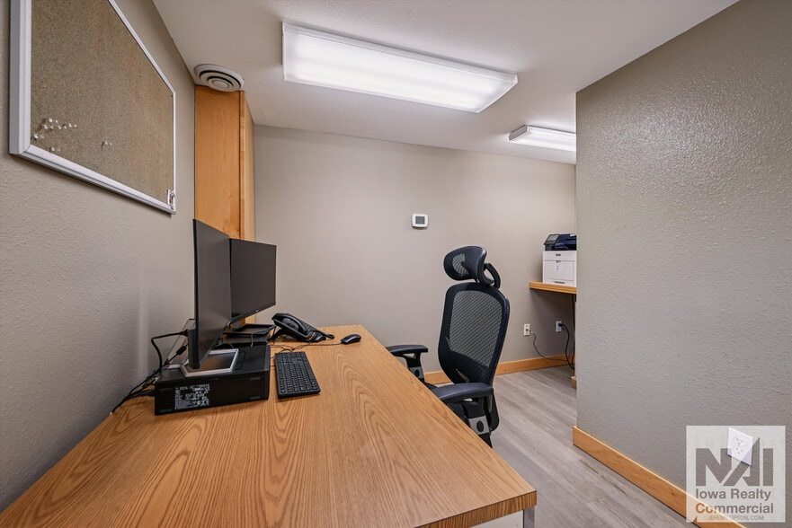 More Photos Of 1402 SW 18th St, Cedar Rapids Warehouse For Lease