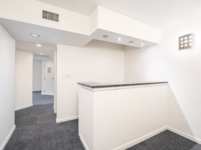 More Photos Of 115 E 61st St, New York Medical For Sale
