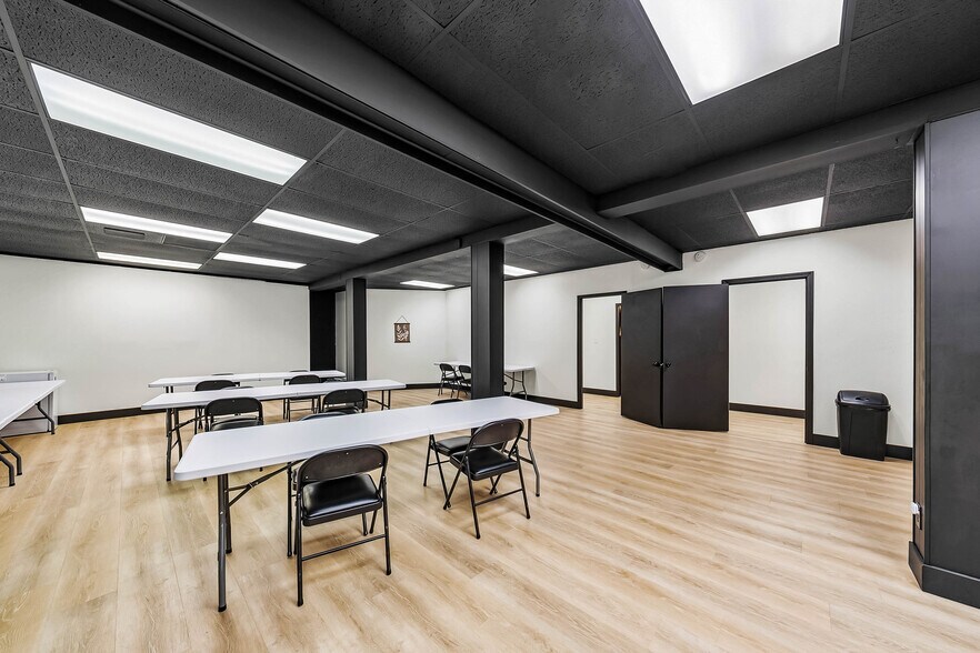 More Photos Of 239 SE G St, Grants Pass General Retail For Sale