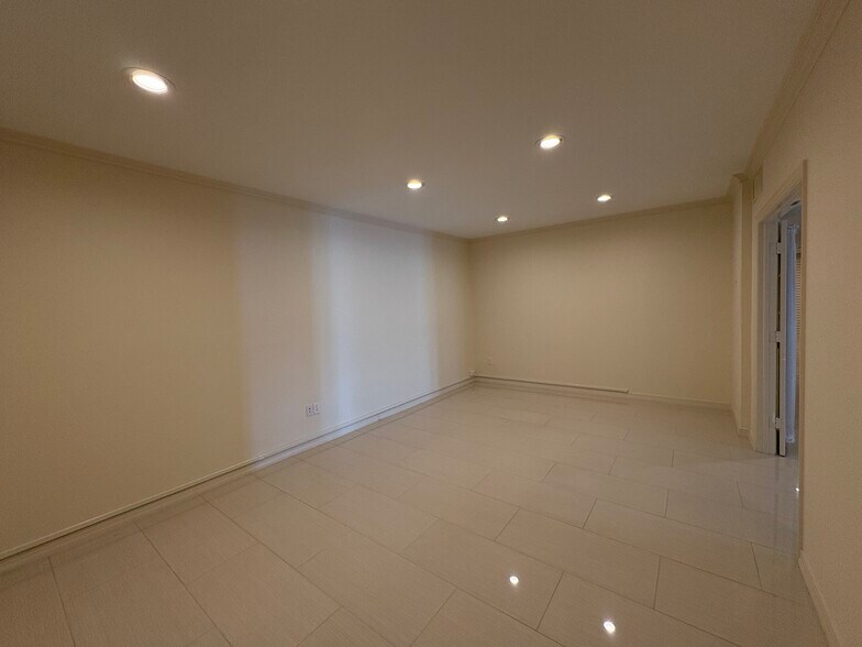 More Photos Of 5750 Swift Rd, Sarasota Freestanding For Lease