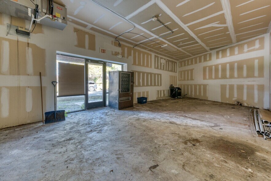 More Photos Of 2404 Main St, Hartford Storefront Retail Office For Sale