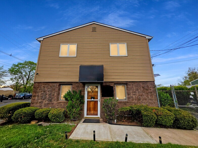 More Photos Of 97 Frank St, Somerset Medical For Lease