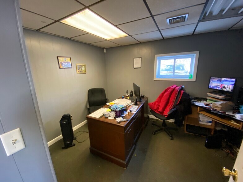 More Photos Of 29 Bridge St, Pelham Auto Dealership For Lease