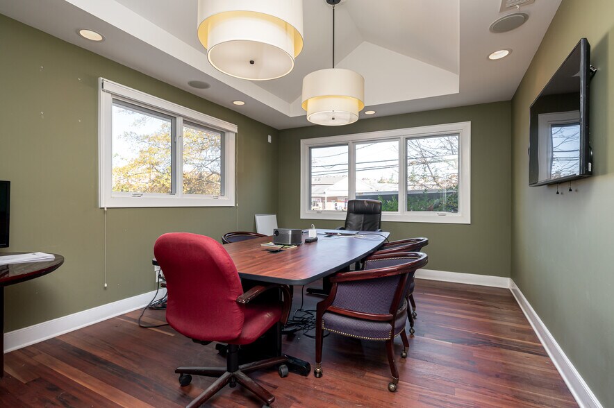 More Photos Of 2109 Forest Dr, Annapolis Showroom For Lease