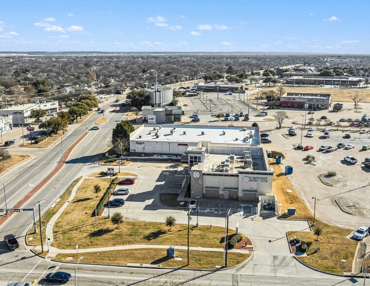 More Photos Of 901 W Jefferson St, Grand Prairie General Retail For Sale