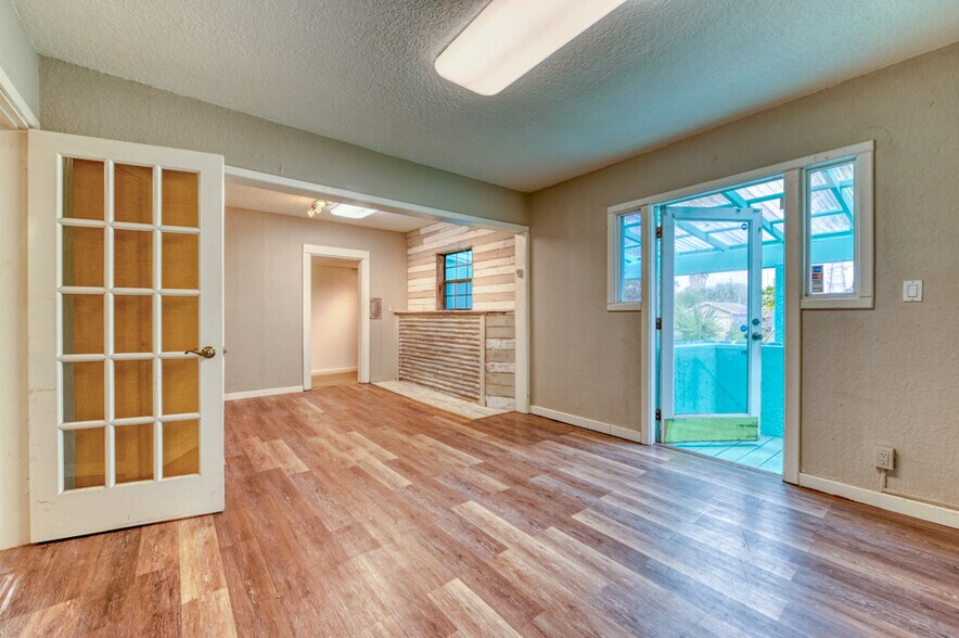 More Photos Of 1328 3rd St N, Jacksonville Beach Office For Lease