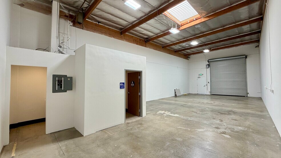 More Photos Of 18320-18330 Oxnard St, Tarzana Unknown For Lease