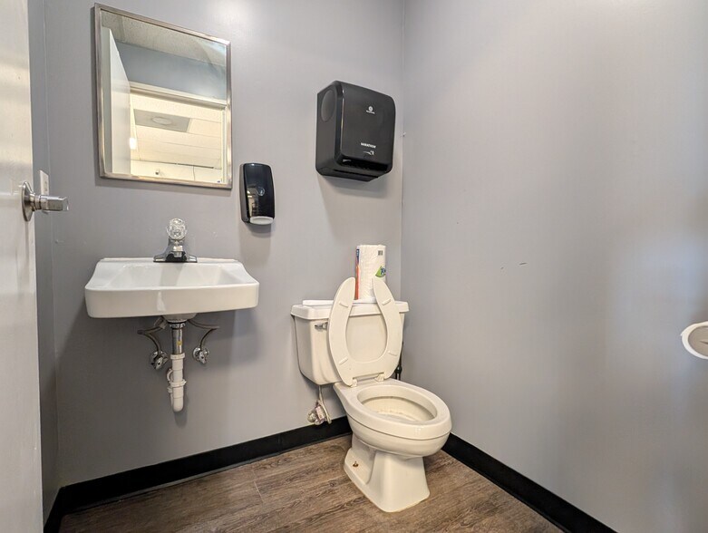 More Photos Of 33490 Lexington Ave, De Soto General Retail For Lease