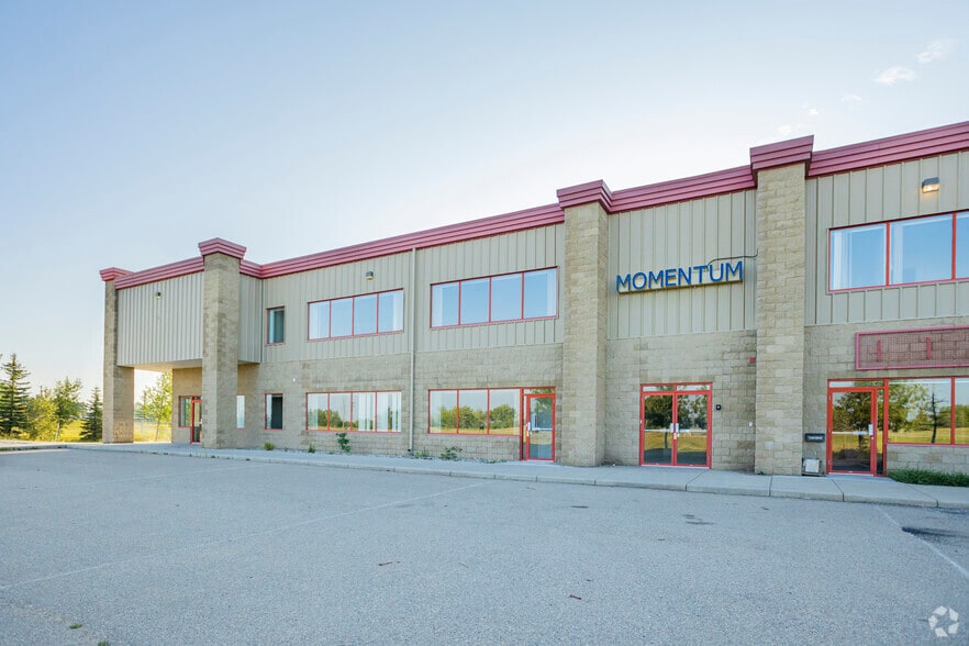 More Photos Of 16 Commercial Dr, Calgary Warehouse For Lease