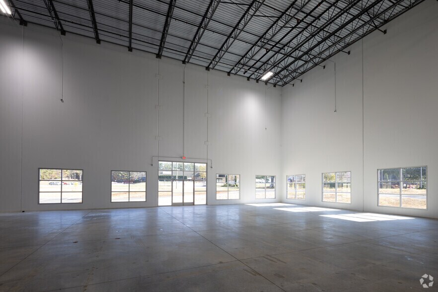 More Photos Of 4326 Avery Dr, Flowery Branch Distribution For Lease