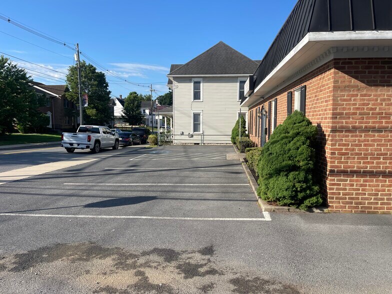 More Photos Of 43 S Washington St, Greencastle Office For Sale