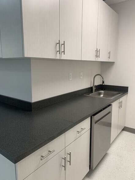 More Photos Of 17819 Gillette Ave, Irvine Manufacturing For Lease