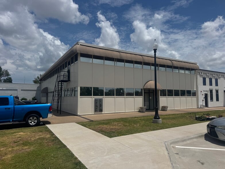 Primary Photo Of 307 S Main St, Bryan Loft Creative Space For Lease