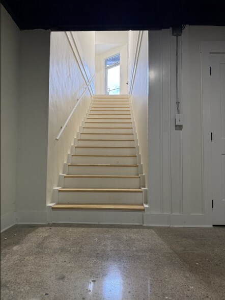 More Photos Of 29 Public Sq, Lawrenceburg General Retail For Lease