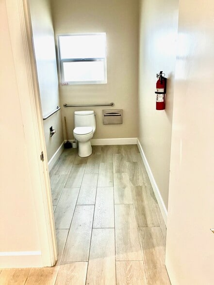 More Photos Of 218 Marine Ave, Newport Beach Storefront Retail Office For Lease