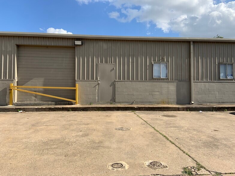 More Photos Of 10514 Shady Trl, Dallas Warehouse For Lease