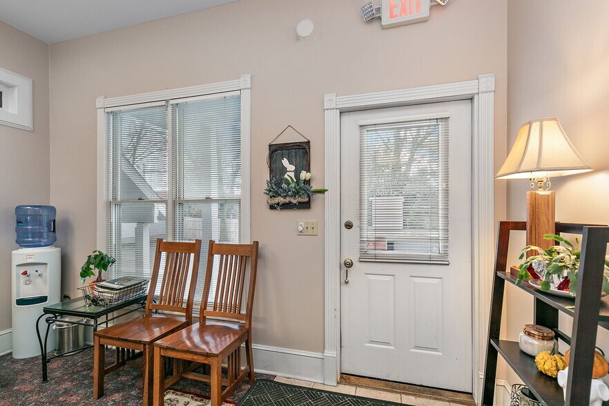 More Photos Of 125 N 1st St, Dekalb Office For Lease