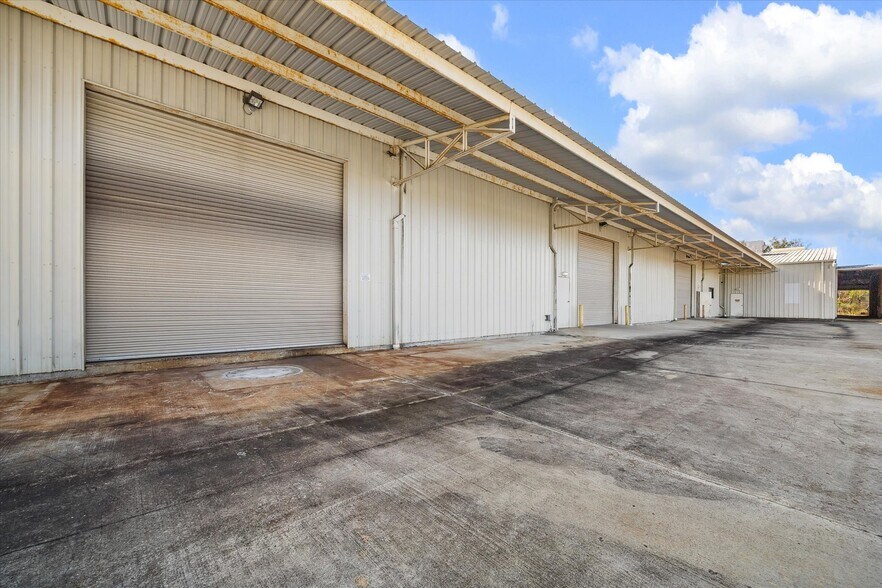 More Photos Of 9130 Wayfarer Ln, Houston Manufacturing For Sale