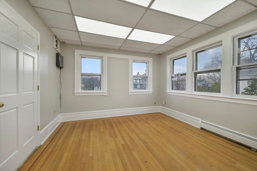 More Photos Of 295 Montgomery St, Bloomfield Office For Lease