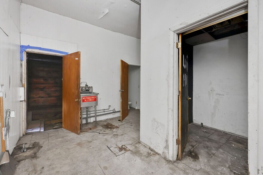 More Photos Of 142 Dickinson St, Springfield Flex For Sale