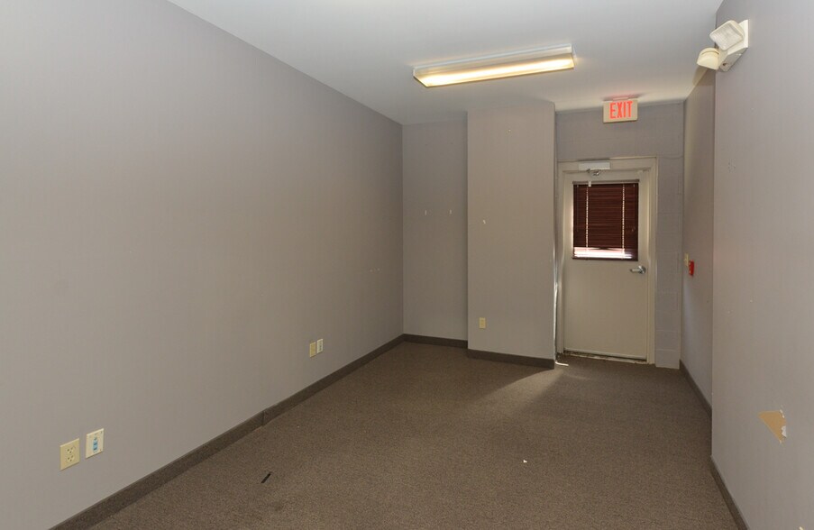 More Photos Of 8 Pecks Ln, Newtown Flex For Lease