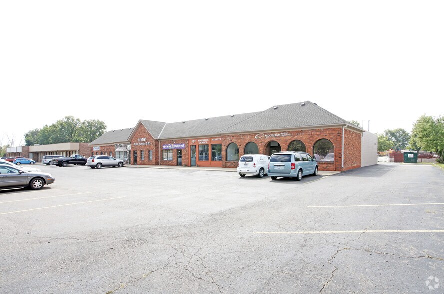 More Photos Of 16190-16236 E 13 Mile Rd, Roseville Freestanding For Lease