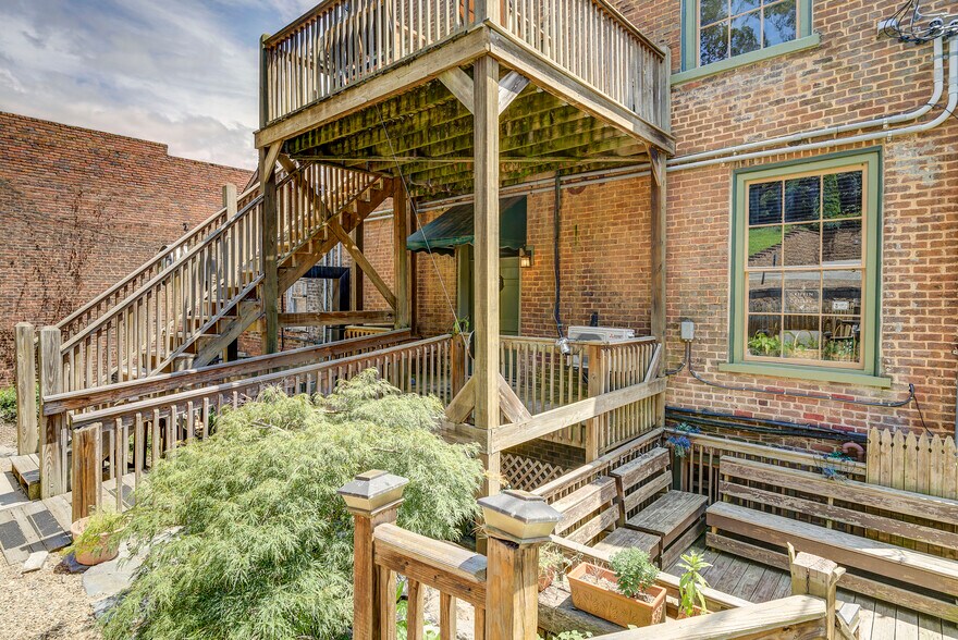 More Photos Of 107 E Main St, Jonesborough Storefront For Sale