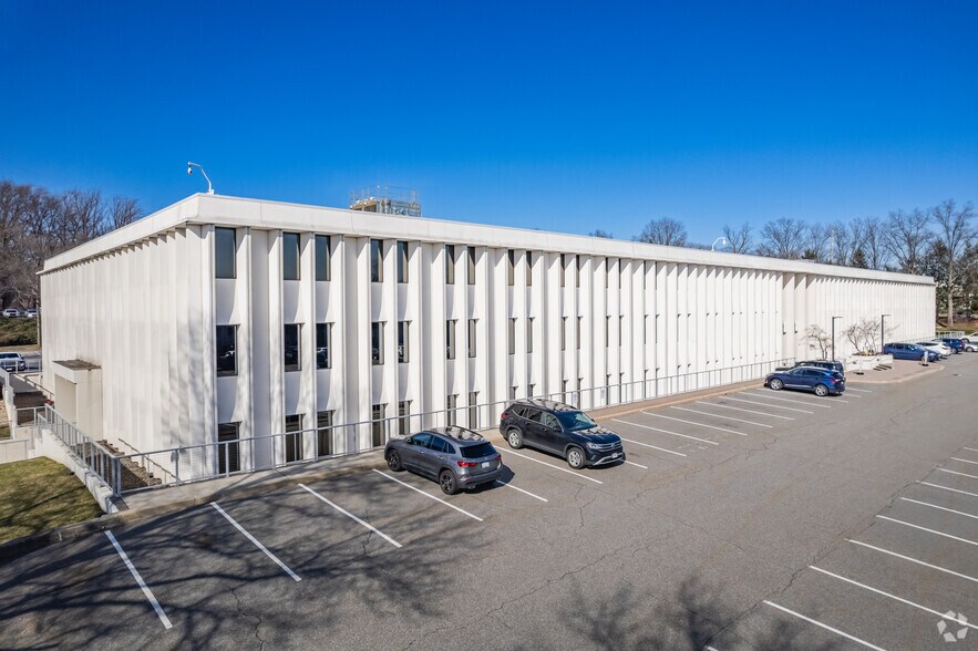 Primary Photo Of 5 Dakota Dr, Lake Success Medical For Lease