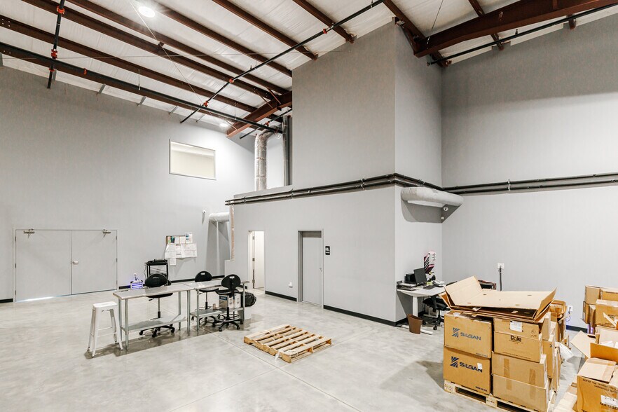 More Photos Of 8280 Consumer Ct, Sarasota Light Manufacturing For Sale
