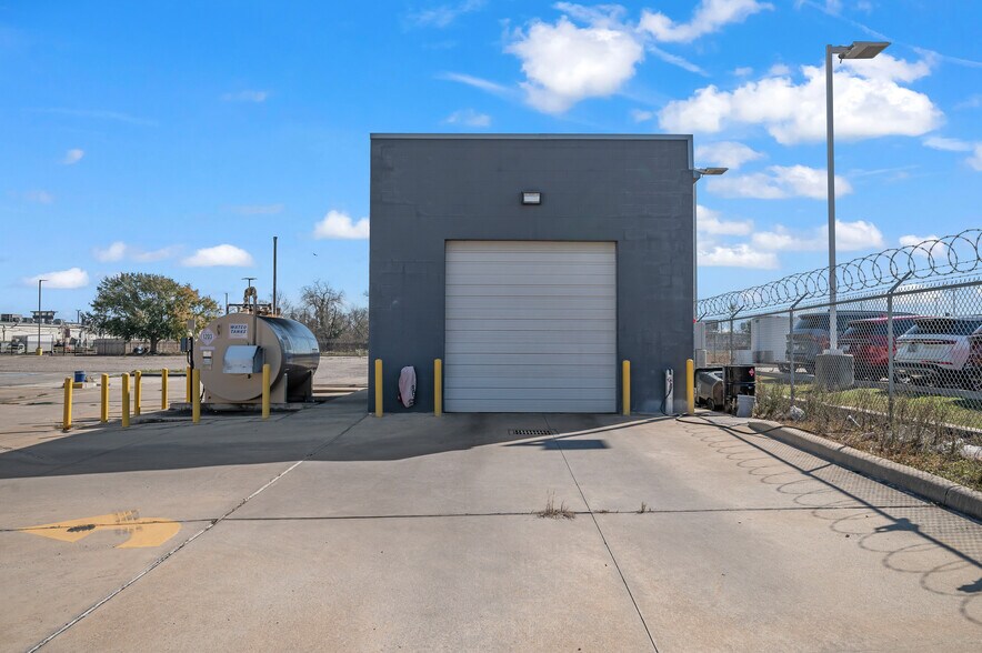 More Photos Of 11819 Southwest Fwy, Houston Auto Dealership For Lease