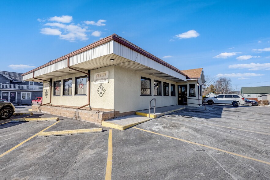 More Photos Of 2604 Custer St, Manitowoc General Retail For Sale