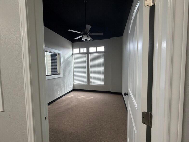 More Photos Of 513 N Lee Ave, Odessa Office For Lease