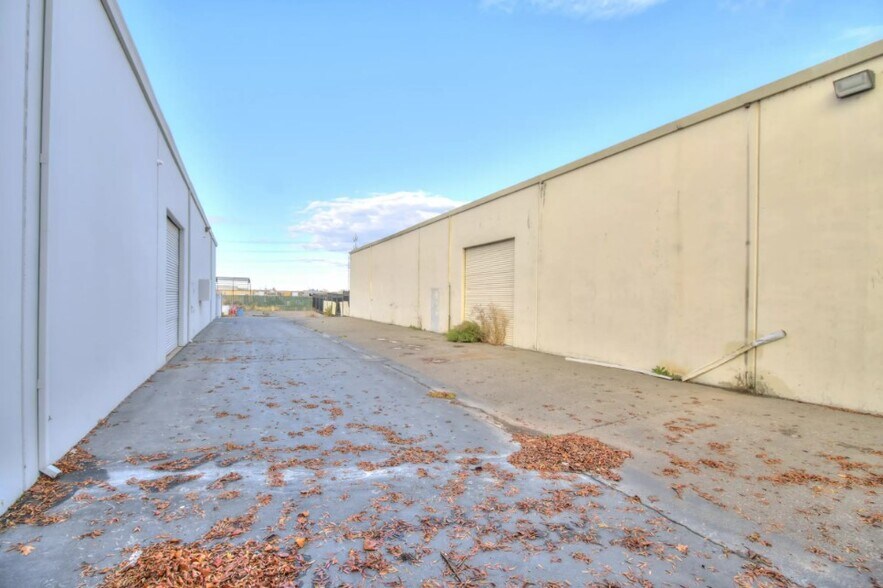 More Photos Of 8535 Morrison Creek Rd, Sacramento Showroom For Lease