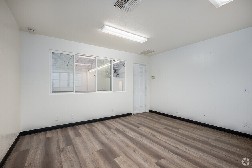 More Photos Of 7500 14th Ave, Sacramento Warehouse For Lease