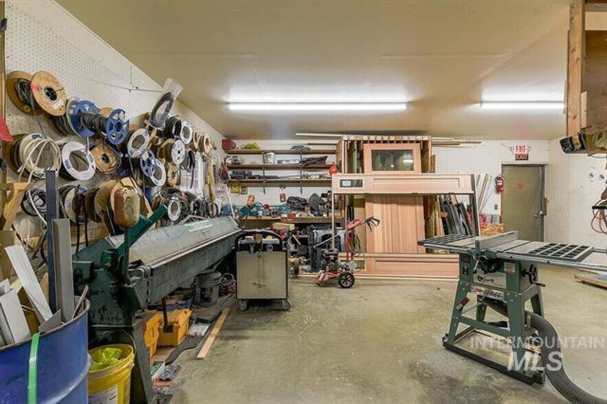More Photos Of 603 & 621 N Main St, Moscow Distribution For Sale