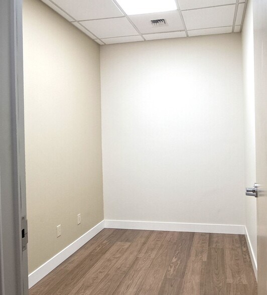 More Photos Of 100 Old River Rd, Bakersfield Medical For Lease