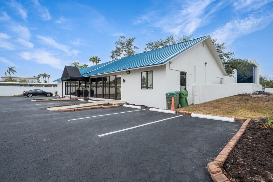 More Photos Of 2501 S Tamiami Trl, Sarasota Office For Lease