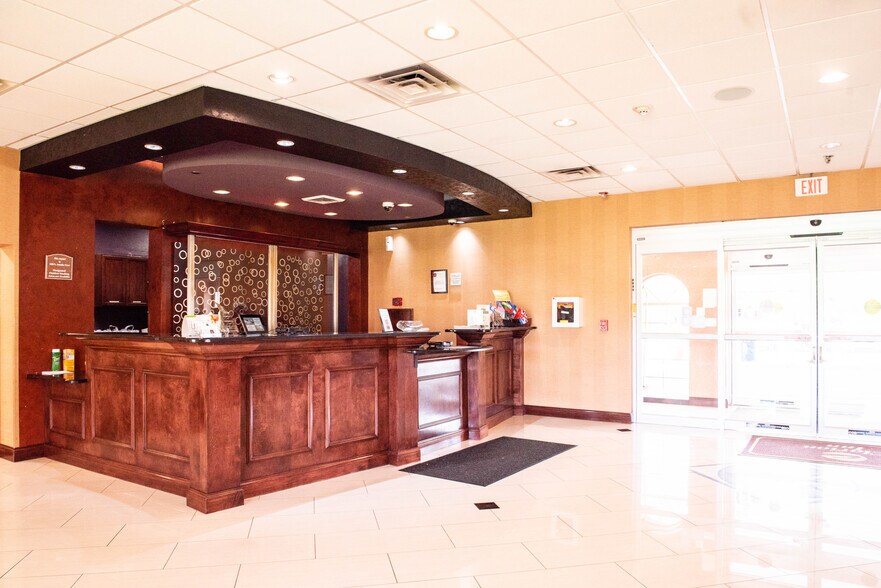 More Photos Of 933 S Riverside Dr, Elmhurst Hotel For Sale