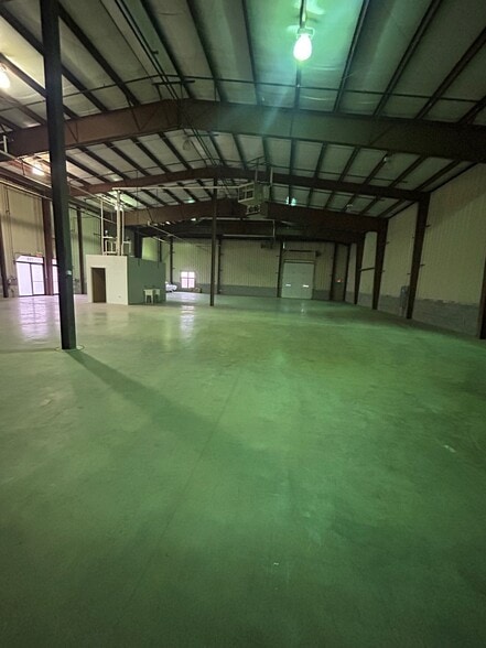 More Photos Of 700-710 Center Rd, Frankfort Warehouse For Lease