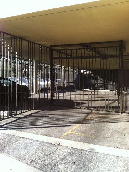 More Photos Of 421-425 S Fairfax Ave, Los Angeles Medical For Lease