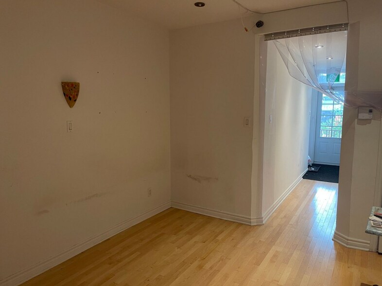 More Photos Of 240-246 Rue Saint-Charles O, Longueuil Storefront Retail Office For Lease