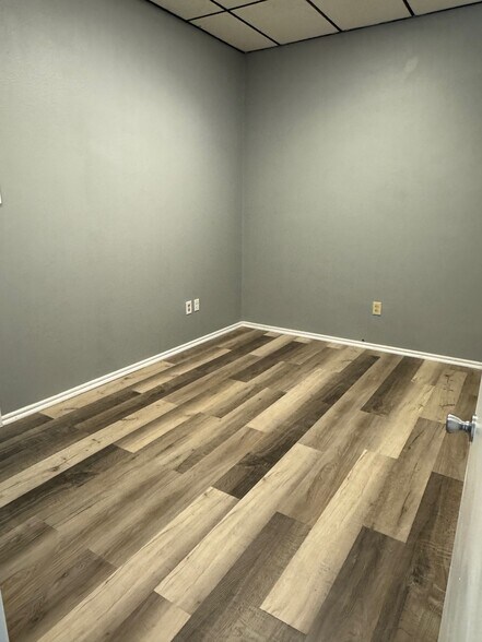 More Photos Of 101 SE 4th St, Moore Office For Lease