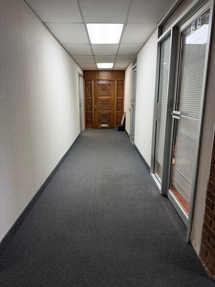 More Photos Of 25140 Lahser Rd, Southfield Office For Sale